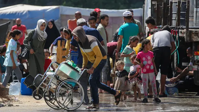 Bantuan Tiba, Seperti Ini Antrean Warga Gaza Penuhi Kebutuhan Air Bersih