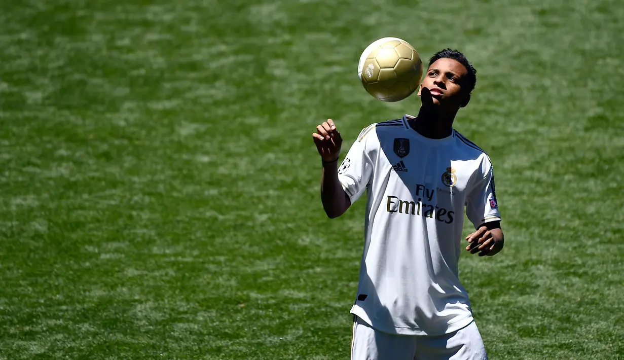 Penyerang Real Madrid Rodrygo Goes memainkan bola saat dirinya diperkenalkan secara resmi di Stadion Santiago Bernabeu, Madrid, Spanyol, Selasa (18/6/2019). Pemain asal Brasil tersebut secara resmi telah bergabung dengan Real Madrid. (OSCAR DEL POZO/AFP)