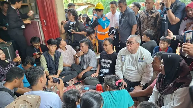 Calon Presiden Anies Baswedan berbincang dengan warga di perkampungan batu bata Kota Pekanbaru, Riau.