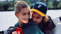 Hailey Baldwin tengah berbahagia, bertunangan dengan Justin Bieber yang telah merebut hatinya. (Instagram/@haileybaldwin)