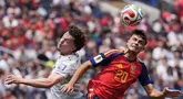 Pemain Spanyol Pedri menyundul bola melawan pemain Austria Paul Wanner selama pertandingan sepak bola babak 32 Piala Dunia antara Spanyol dan Austria di Inglewood, California, dekat Los Angeles, Kamis, (02/07/2026). (AP Photo/Jae C. Hong)