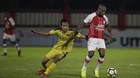 Striker Persipura Jayapura, Boaz Solossa, menghindari penjagaan gelandang Bhayangkara FC, Wahyu Subo Seto, pada laga Liga 1 di Stadion PTIK, Jakarta, Senin (18/11). Bhayangkara menang 2-0 atas Persipura. (Bola.com/Vitalis Yogi Trisna)