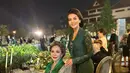 Bertemu dengan banyak orang dan berbaur bersama tamu undangan lainnya, Farah Quinn berkesempatan untuk mengabadikan momen bersama Dewi Soekarno. Sosok ibu negara Indonesia yang sangat populer hingga sekarang ini masih terlihat energik untuk menghadiri berbagai acara di berbagai negara. (Liputan6.com/IG/@farahquinnofficial)