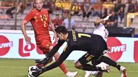 Kiper Belgia, Thibaut Courtois mengamankan bola sepakan pemain Mesir, Trezeguet pada laga uji coba di King Baudouin stadium, Brussels, (6/6/2018) waktu setempat. Belgia menang 3-0.(AP/Geert Vanden Wijngaert)