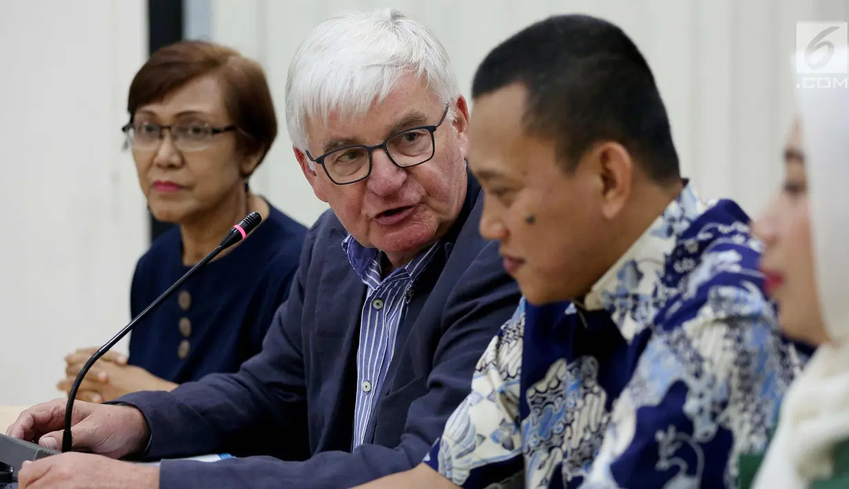 Pembina Friedrich Naumann Stiftung (FNS) Jerman, Jurgen Morlok memberikan keterangan pers saat berkunjung ke DPP PKB di Jakarta, Selasa (31/10). Kunjungan Jurgen Morlok untuk bekerjasama dalam bidang politik. (Liputan6.com/Johan Tallo)