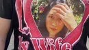 Jika dilihat dari dekat, kaos tersebut memajang foto Sherina di dalam lambang love pink. [Instagram/@baskaramahendra]