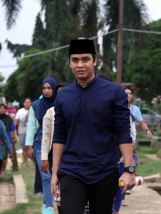 "Kalau kangen banget Bang Billy pergi ke makam Yoga. Tapi kalau memang enggak sempat, Bang billy selalu baca Al Fatihah setiap salat buat almarhum. Sekarang kita langsung doa di makam almarhum.” ujar lelaki kocak ini. (Nurwahyunan/Bintang.com)