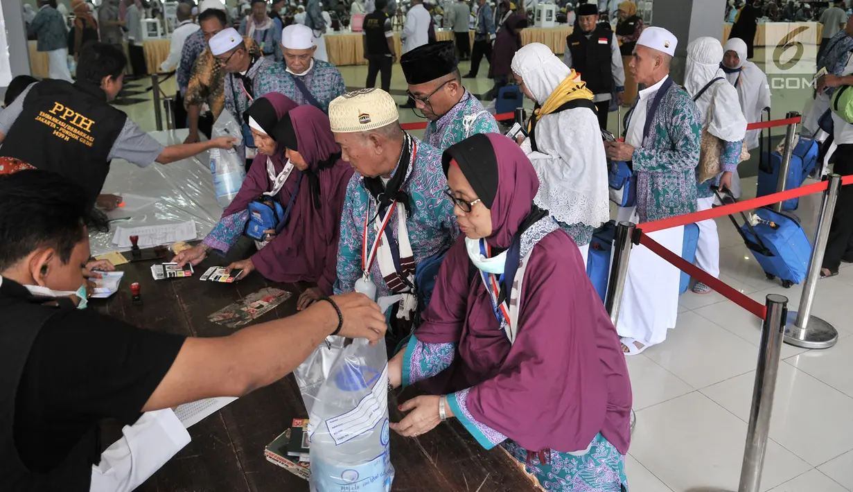 Jemaah haji Kloter 2 asal Banten antre mengambil air zam-zam di Asrama Haji Pondok Gede, Jakarta, Rabu (29/8). Panitia Penyelenggara Ibadah Haji (PPIH) membagikan air zam-zam sebanyak lima liter per jemaah secara cuma-cuma. (Merdeka.com/ Iqbal S. Nugroho)
