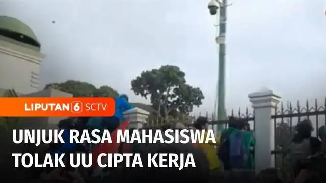 Meski sudah disahkan pada Maret lalu, Undang-Undang Cipta Kerja masih didemo. Mahasiswa berunjuk rasa di depan Gedung DPR/MPR RI, Jakarta, serta Makassar Sulawesi Selatan, pada Kamis diwarnai bentrok dan blokade fasilitas publik.