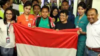 Pemain Timnas Indonesia, Andik Vermansyah (tengah) berfoto bersama penggemarnya di Bandara Soekarno Hatta, Tangerang, Minggu (18/12). Sebelumnya, Indonesia melakoni laga final kedua Piala AFF 2016 kontra Thailand. (Liputan6.com/Helmi Fithriansyah)
