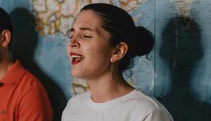 Ilustrasi berlatih vokal, menyanyi. (Photo by Miguel Bautista on Unsplash)