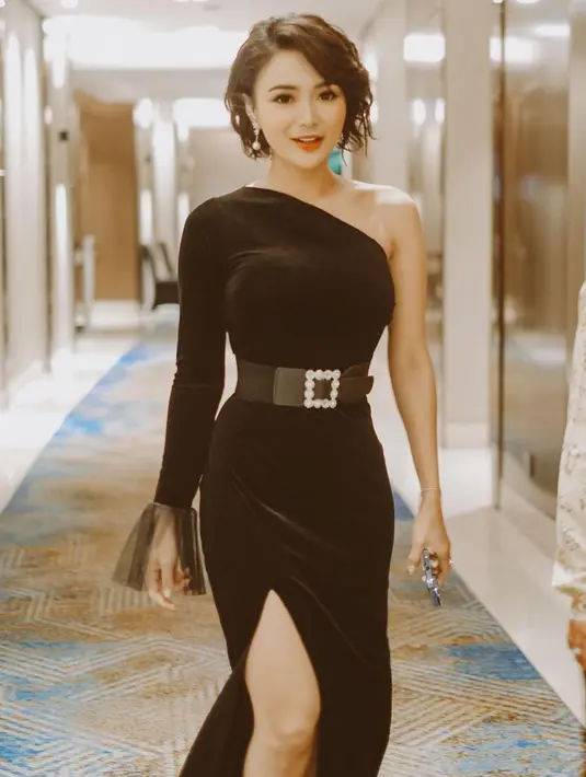 Simpel dress one shoulder yang digunakan oleh Wika Salim ini membuatnya semakin terlihat menawan. Terlebih, detail busana di bagian tangan serta ikat pinggang yang digunakan menambah anggun penampilan wanita asal Bogor ini. (Liputan6.com/IG/@wikasalim)