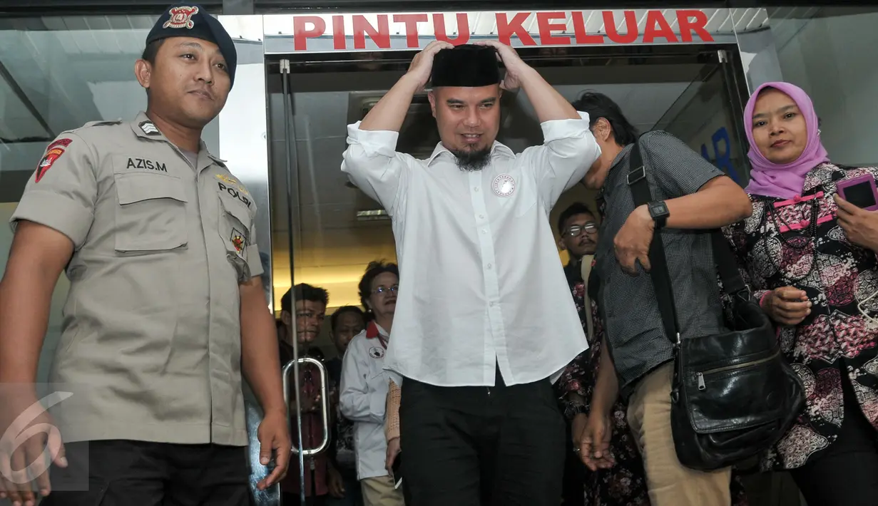 Ahmad Dhani usai mendatangi Polda Metro Jaya, Jakarta, Rabu (9/11). Ahmad Dhani melaporkan pihak yang menuduhnya menghina Presiden Joko Widodo. (Liputan6.com/Yoppy Renato)