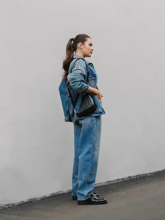 <p>Baggy jeans+denim jacket? Why not! (sumber : Instagram @raisa6690)</p>