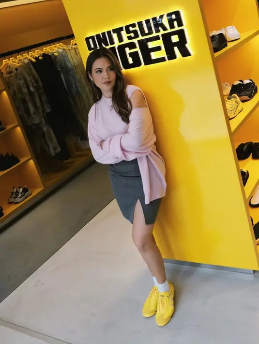 Penampilan manis lainnya dari Raisa pakai atasan pink dengan detail cut-outs di bagian bahu kanan-kiri, dan mini skirt abu-abu dengan detail slit. [Foto: Instagram/raisa6690]
