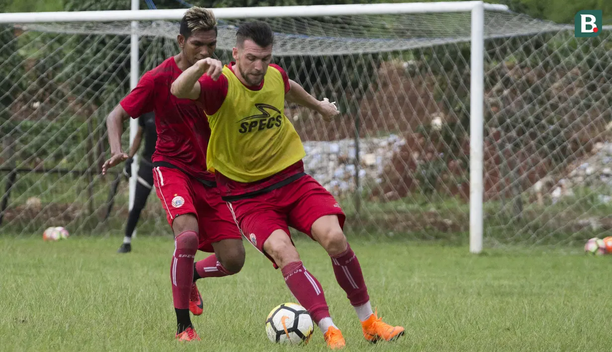 Striker Persija Jakarta, Marko Simic, menggiring bola saat latihan di Lapangan Sutasoma Halim, Jakarta, Sabtu (3/3/2018). Latihan ini digelar sebelum berangkat ke Vietnam untuk melawan SLNA pada Piala AFC. (Bola.com/Asprilla Dwi Adha)