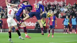 Pemain Barcelona, Fermin Lopez mencetak gol kedua timnya ke gawang Sevilla dalam laga lanjutan Liga Spanyol 2024/2025 di Ramon Sanchez Pizjuan Stadium, Sevilla, Spanyol, Senin (10/02/2025) dini hari WIB. (AFP/Cristina Quicler)