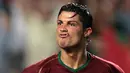Bintang Portugal, Cristiano Ronaldo, merayakan gol yang dicetaknya ke gawang Polandia pada laga kualifikasi Piala Eropa 2008 di Stadion Luz, Lisbon, Sabtu (8/9/2007). (AFP/Nicolas Asfouri)
