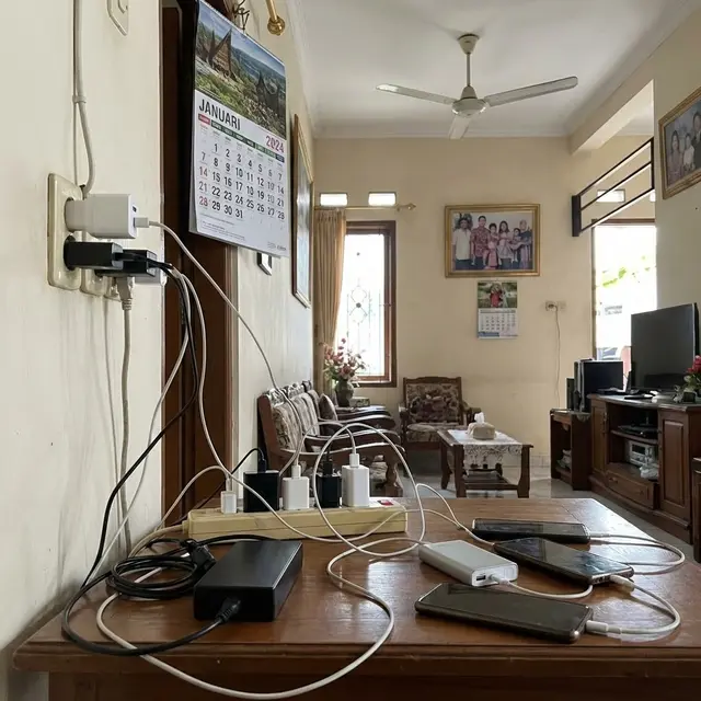Membiarkan kabel pengisi daya tetap terhubung (Gemini AI)