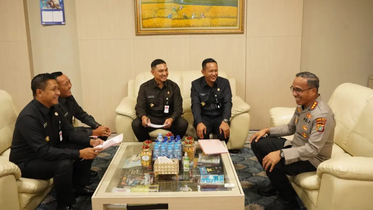 Kapolres Metro Jakarta Timur, Kombes Nicolas Ary Lilipaly, menyambut kedatangan peserta didik dan pendamping dari Sespimmen Polri. Foto: (Istimewa).