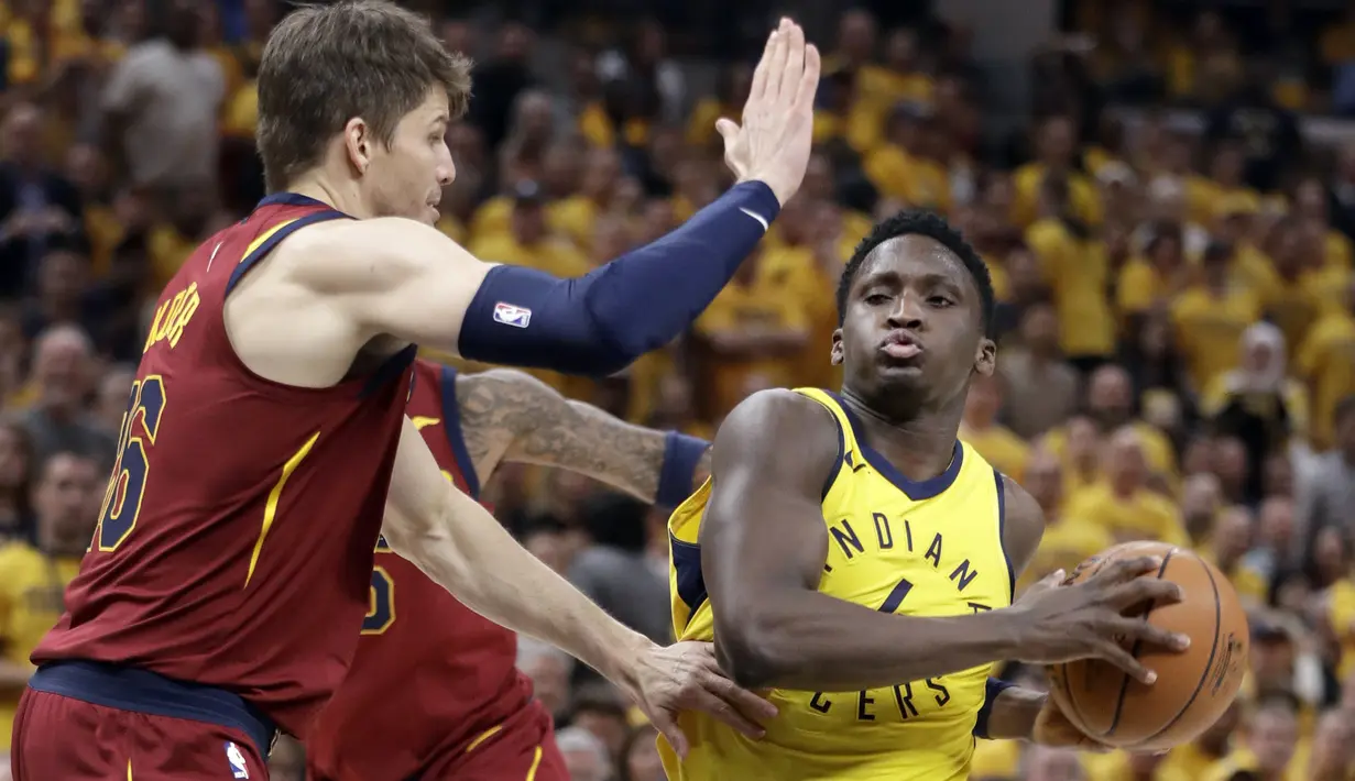 Pemain Indiana Pacers, Victor Oladipo (kanan) mencoba melewati adangan pemain Cavaliers, Kyle Korver pada game keenam playoffs NBA basketball di Bankers Life Fieldhouse, Indianapolis, (27/4/2018). Pacers menang 121-87. (AP/Darron Cummings)