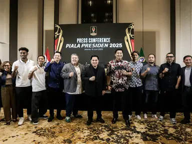 Ketua Umum PSSI, Erick Thohir (tengah) dan Ketua Steering Committee Piala Presiden 2025, Maruarar Sirait (tengah kanan) berfoto bersama dengan pemilik klub, pemain, dan undangan dalam konferensi pers Piala Presiden 2025 di Menara Danareksa, Jakarta, Jumat (13/06/2025). (Bola.com/Bagaskara Lazuardi)