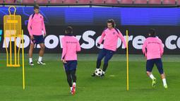 Bertandang ke markas Sparta Praha, Los Rojiblancos akan menghadapi laga tandang penuh yang penuh tantangan. (Michal Cizek/AFP)