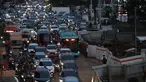 Potret kepadatan arus lalu lintas di simpang ruas jalan sekitar Stasiun MRT Fatmawati dan Jalan Raya TB Simatupang menuju Lebak Bulus, Jakarta, Senin (15/9/2025) sore hari. (Kapanlagi.com/Budy Santoso)