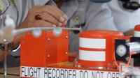 Sebuah Flight Data Recorder (FDR) ikut ditampilkan saat Ketua KNKT Tatang Kurniadi memberikan penjelasan tentang instrumen yang ada dalam kotak hitam (Black Box) di Lanud Iskandar, Pangkalan Bun, Kalteng, Selasa (13/1/2015).(Liputan6.com/Andrian M Tunay)