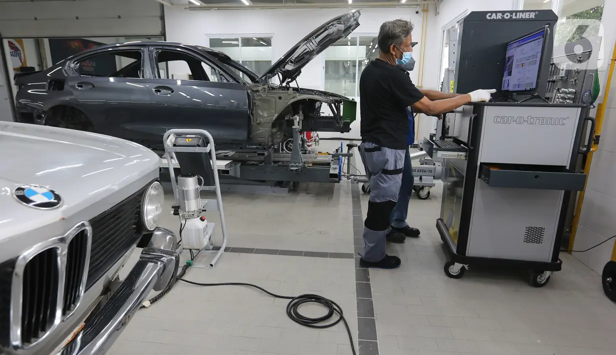 Teknisi mengoperasikan komputer di sela-sela pembukaan BMW Ultima, di Tangerang Selatan, Rabu (16/03/2022). BMW Ultima merupakan fasilitas perbaikan dan pengecatan kendaraan BMW dan MINI level tertinggi dari BMW yang mendapatkan persetujuan dari BMW AG di Munich, Jerman. (Liputan6.com/Fery Pradolo) 