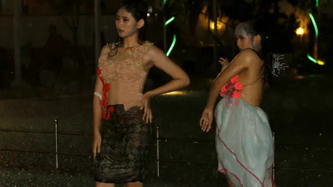 Desainer asal Solo, Retno Tan, membawa rancangan pakaian berbahan sampah ke ajang internasional. (Liputan6.com/Fajar Abrori)
