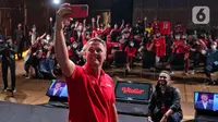 Mantan penyerang Liverpool dan Manchester United (MU) Michael Owen berswafoto dengan para penggemar di Indonesia saat meet and greet di Gedung SCTV Tower, Jakarta, Minggu (21/8/2022). Dalam acara #owenkevidio meet and greet with Michael Owen menceritakan pengalaman terbaiknya dalam dunia sepak bola kepada para penggemar serta berfoto bersama. (Liputan6.com/Angga Yuniar)