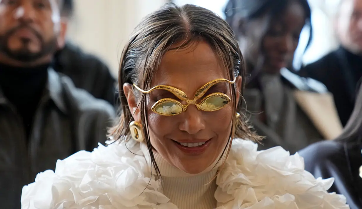 Jennifer Lopez tiba dalam show haute couture Schiaparelli untuk koleksi Spring/Summer 2024 di sela Paris Fashion Week, Paris, Prancis, Senin (22/1/2024). Jennifer Lopez mencuri perhatian publik di acara tersebut. (AP Photo/Christophe Ena)