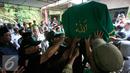 Sejumlah warga mengusung keranda berisi jenazah Didin Bolewan di Mlati,Sleman, Yogyakarta (18/4). Didin meninggal saat konvoi bersama ribuan massa simpatisan PPP asal Yogyakarta dan Jawa Tengah. (Liputan.com/Boy Harjanto)