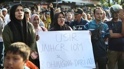 Lebih dari 1.500 warga Rohingya yang melarikan diri dari serangan kekerasan di Myanmar dan meninggalkan kamp di Bangladesh telah tiba di Aceh sejak bulan November. (AP Photo/Reza Saifullah)