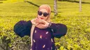 Banyak spot instagramble pernah dikunjungi oleh Woro Widowati. Penyanyi asal Magelang ini terlihat cantik memesona ketika melepas penat di kebun teh. Gaya kece nya dengan kacamata ini sukses buat Woro kian terpancarkan aura cantiknya. (Liputan6.com/IG/@worow0ro)