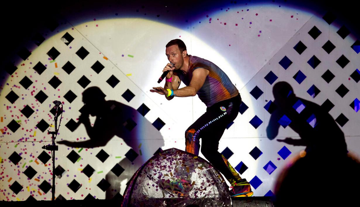 Vokalis dari band rock Inggris Coldplay, Chris Martin tampil pada festival musik Rock in Rio di Rio de Janeiro, Brasil, Minggu (11/9/2022). Coldplay membawakan sejumlah lagu hits mereka seperti 'Viva La Vida' dan "Sky Full of Stars'. (AP Photo/Bruna Prado)