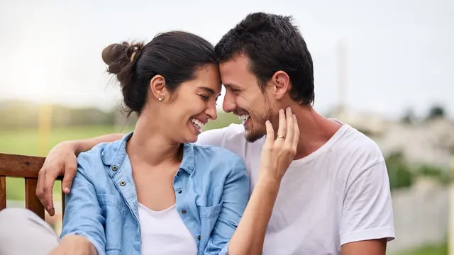 pasangan cinta bahagia