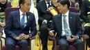 Jokowi memilih mengenakan setelan jas warna hitam yang serasi dengan celananya. Dipadukan inner kemeja putih dan dasi biru, tak lupa menyematkan pin pita kenegaraannya.[Youtube/@RTBgo]