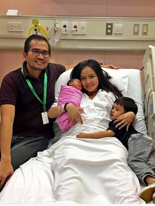 Raut kebahagiaan terpancar dari keluarga kecil ini. Intan Nuraini melahirkan anak keduanya pada Jumat (5/2/2016) dan diberi nama Saliha Zayna Azwan. (Instagram/@intan_nuraini23)