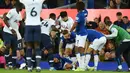 Penyerang Tottenham Hotspur, Son Heung-min, tampak menyesal usai melakukan pelanggaran terhadap gelandang Everton, Andre Gomes, pada laga Premier League di Goodison Park, Minggu (3/11). Tekel tersebut menyebabkan Gomes mengalami patah kaki. (AFP/Oli Scarff)