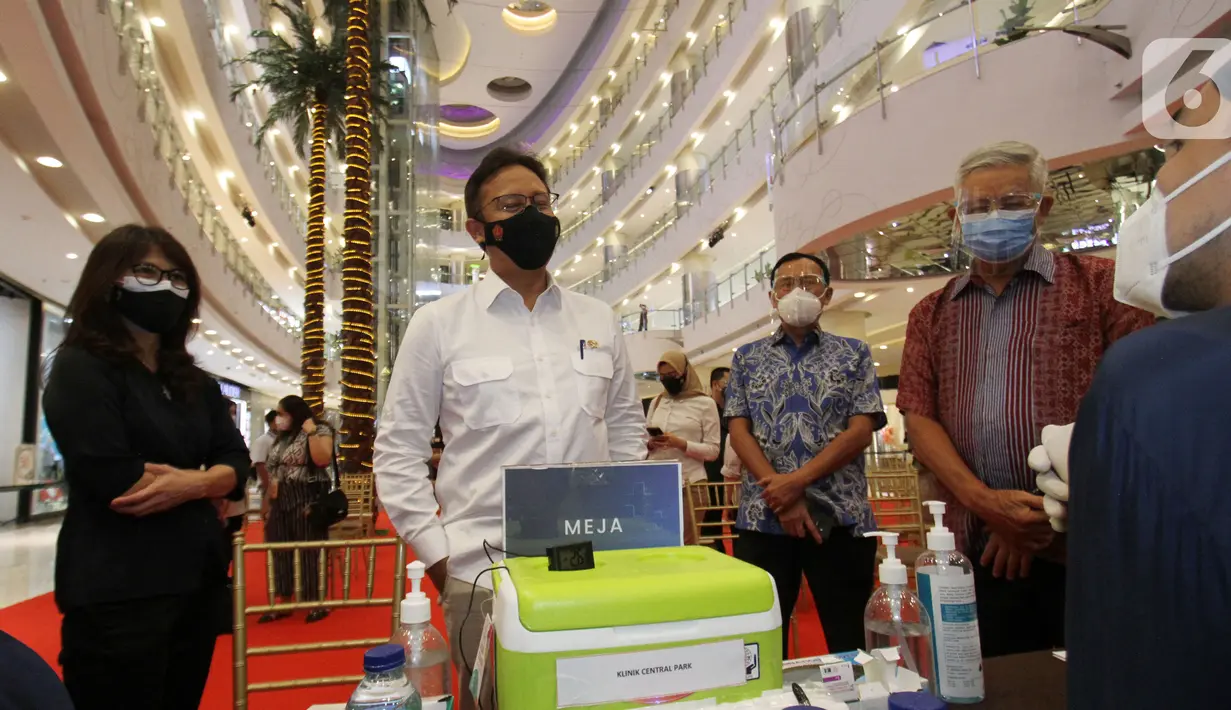 Menteri Kesehatan Budi Gunadi Sadikin (kedua kiri) didampingi Direktur Utama APL Bacelius Ruru, Wakil Dirut Noer Indradjaja, Center Director Central Park dan Neo Soho Mall V. Pauline Fillian saat meninjau Mini Sentra Vaksinasi di Central Park Mall Jakarta Barat (22/8/2021) (Liputan6.com/HO/Ading)