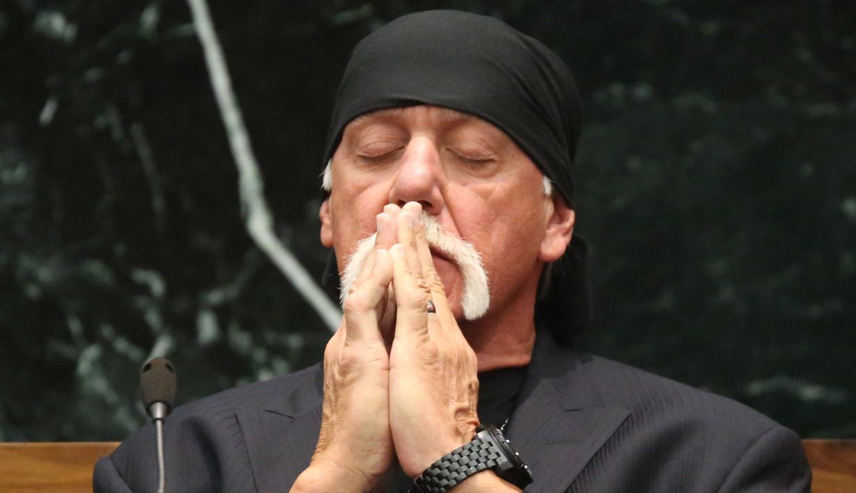 Terry Bollea alias Hulk Hogan saat mengikuti persidangan dengan Gawker media di St. Petersburg , Florida, (8/11). Kuasa hukum Gawker, memaksa kalau perekaman dan penyebaran video atau foto adalah risiko seorang bintang. (REUTERS/John Pendygraft)
