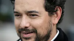 Aktor Meksiko, Alejandro Edda memberikan keterangan di luar pengadilan federal Brooklyn, (28/1). Edda muncul menghadiri sidang gembong narkoba, Joaquin "El Chapo" Guzman demi mendalami perannya di drama Netflix berjudul Narcos: Mexico. (AP/Seth Wenig)
