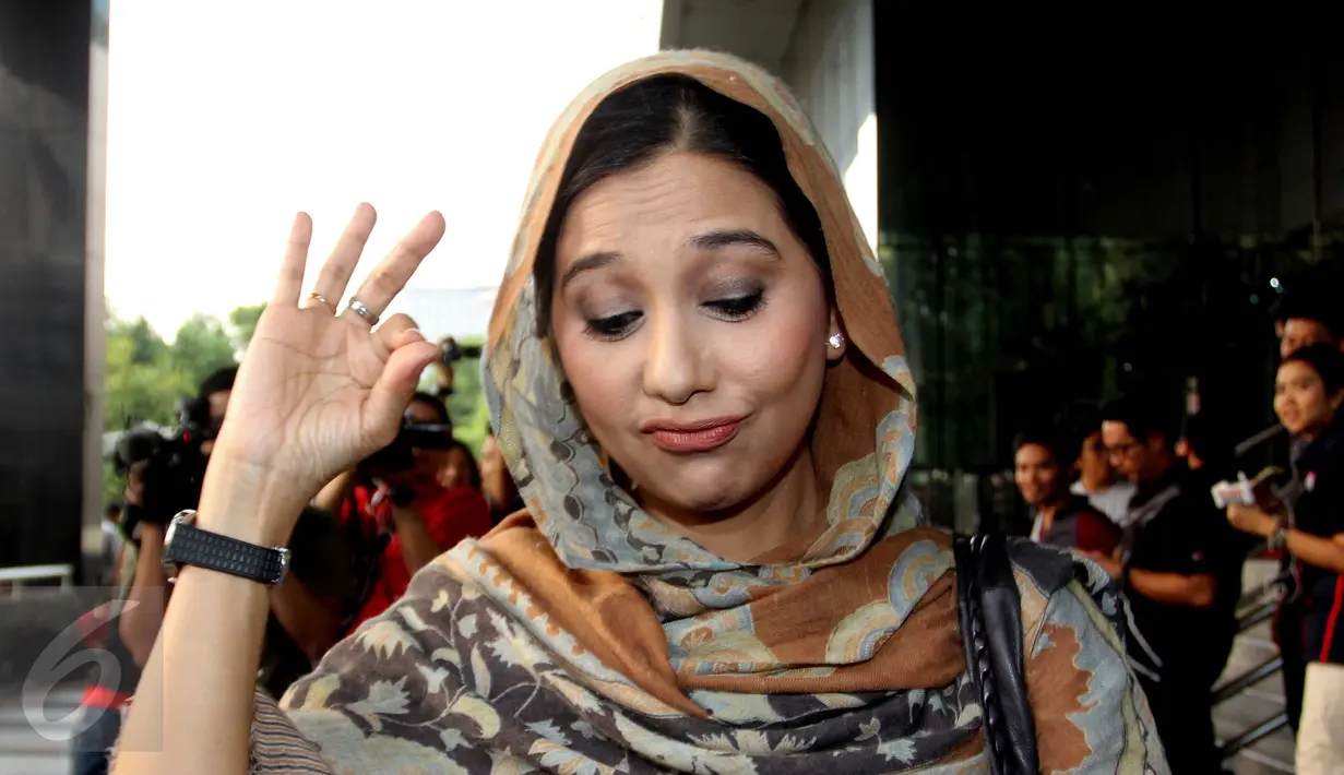 Ekspresi Ayu Azhari usai mendatangi Gedung KPK, Jakarta, Senin (7/9). Kedatangan Ayu untuk menanyakan harta bendanya yang disita KPK terkait kasus kuota impor daging sapi mantan Ketua PKS Luthfi Hasan Ishaaq dan Ahmad Fathanah. (Liputan6.com/Helmi Afandi)
