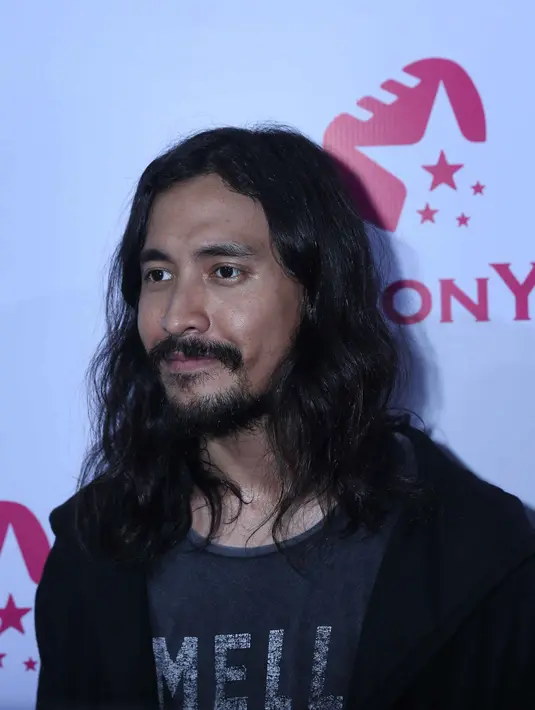 Cello panggilan lelaki gondrong ini telah menunjukkan keseriusannya untuk menikahi kekasihnya. Cello sudah menemui keluarga besarnya Aurellie. (Nurwahyunan/Bintang.com)