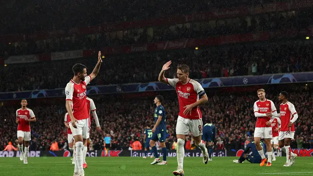 Selebrasi pemain Arsenal ketika menjebol gawang PSV Eindhoven