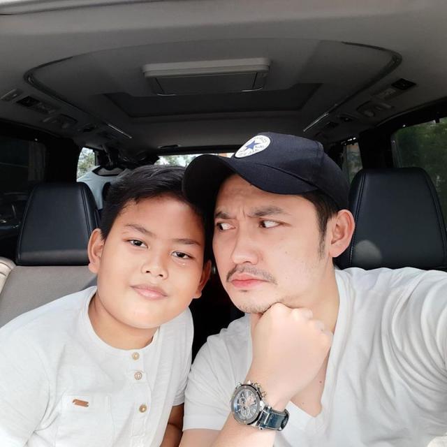 Momen Angga Wijaya Bareng Anak Angkat Dewi Perssik (sumber: instagram/instagram.com/anggawijaya88)