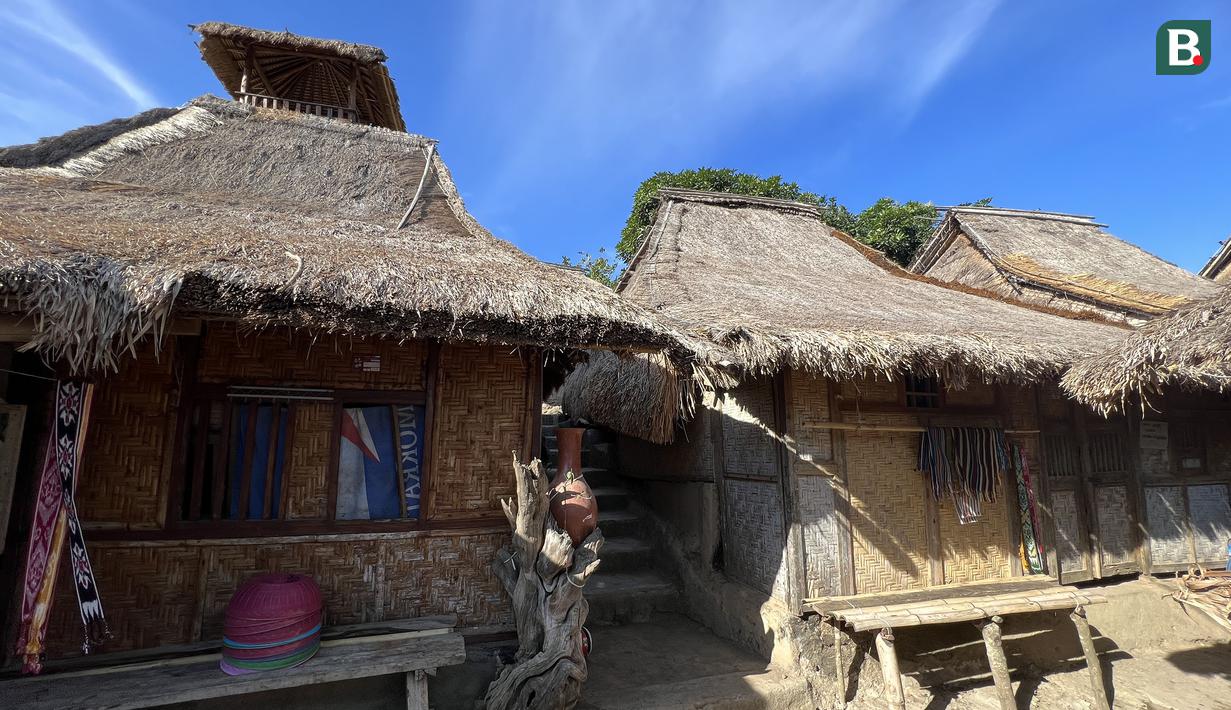 Terdapat sekitar 150 rumah di Desa Sade yang semuanya terbuat dari anyaman bambu, alang-alang kering dan berlantai tanah liat dengan sekam padi. (Bola.com/Iqri Widya)