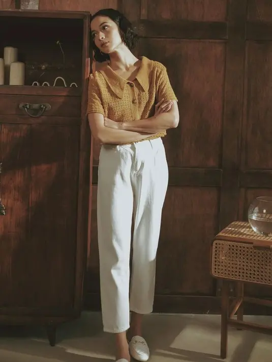 Simpel tapi kece, cukup padukan knit top with collar warna mustard dengan high waist pants seperti OOTD Putri Marino ini. (Instagram/putrimarino).